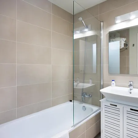 Home2book Modern With Pool In Апартаменты