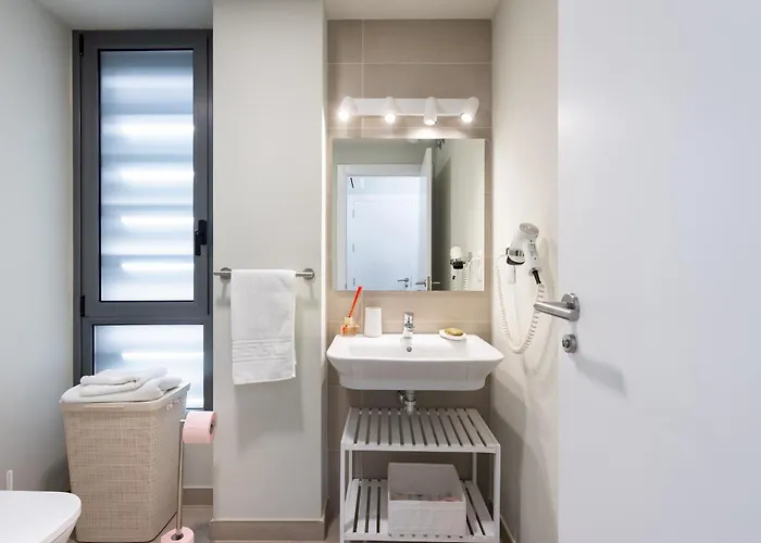 Home2book Modern With Pool In *